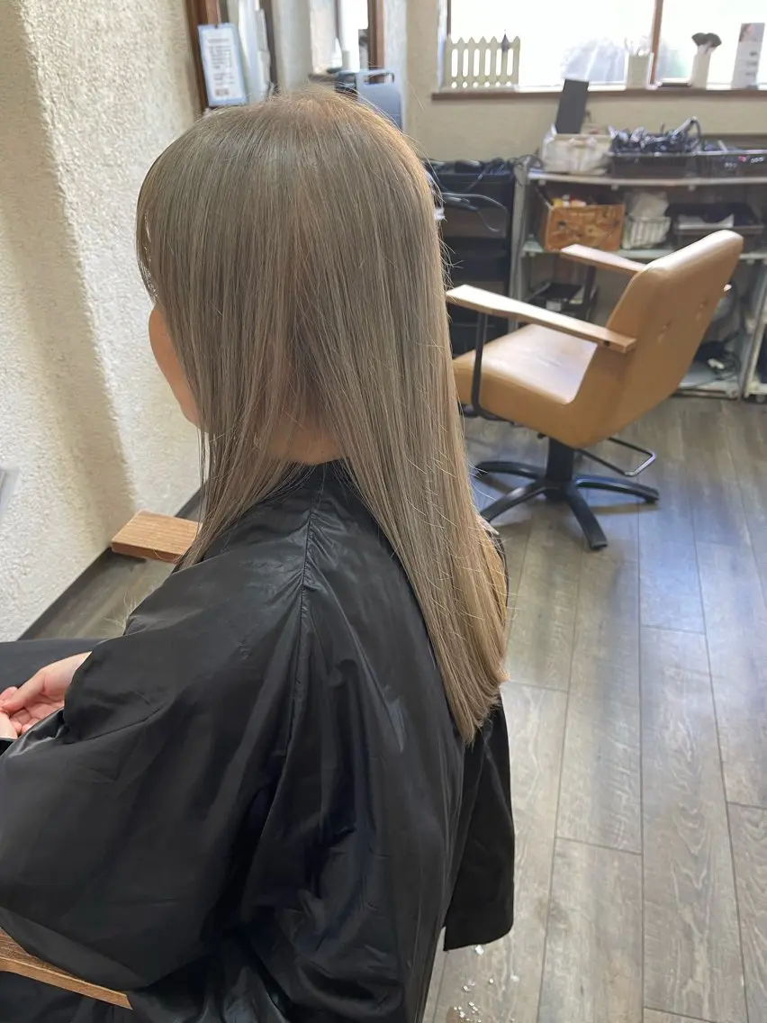 ロング カラー ブリーチ グレージュ ヘアカラー 磧本 祐里恵のヘアスタイル