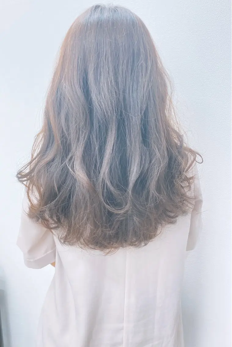 ロング カラー ヘアアレンジ アッシュ ベージュカラー 顔周りカット レイヤーカット ロング 馬渕 由梨のヘアスタイル