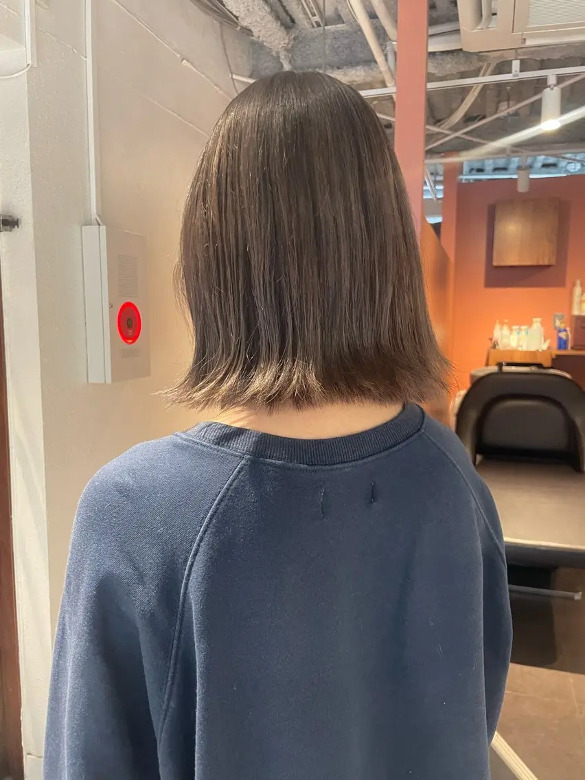ミディアム カラー ベージュカラー ブリーチ グレージュ ブリーチなしカラー レイヤー×初 パーマ|hinakoのヘアスタイル