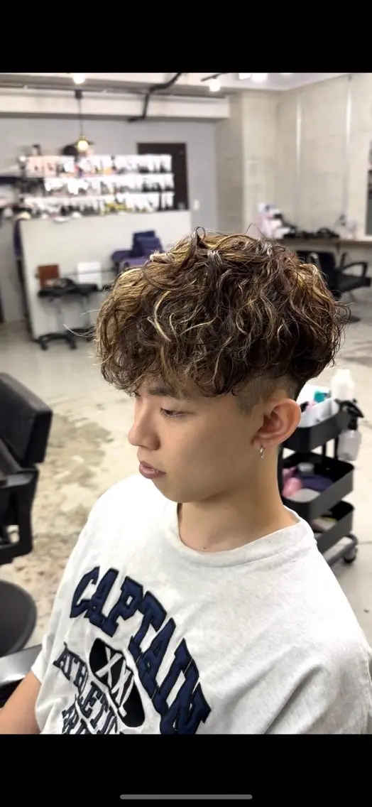 カラー パーマ メンズ メンズハイライト スペインカール ハイライトカラー 外国人風カラー カット ヘアカラー パーマ スペインカール/ メンズパーマ/山下のヘアスタイル