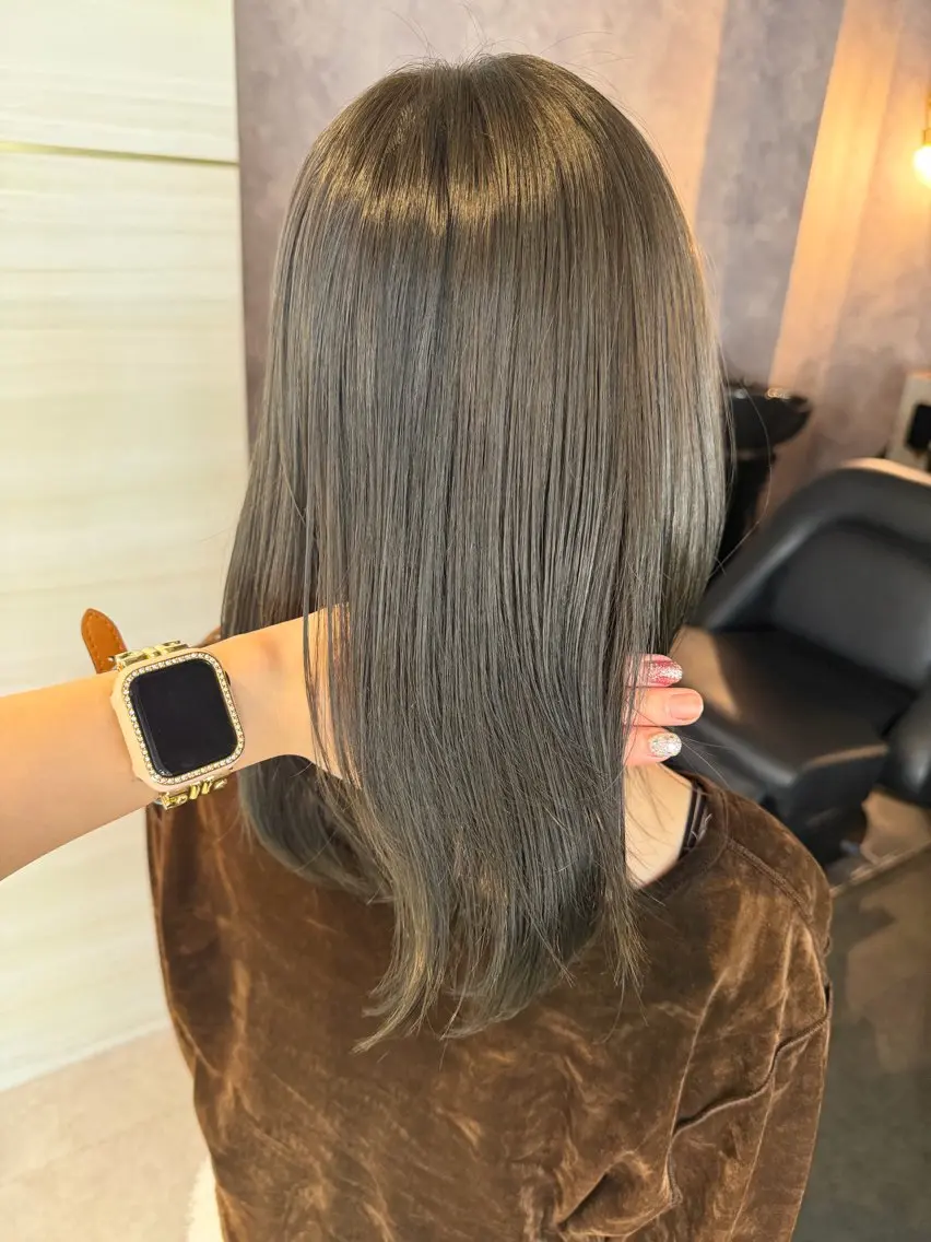 ミディアム カラー ミディアムレイヤー グレージュ オリーブグレージュ オリーブグレー レイヤーカット カット ヘアカラー 🤍あみ🤍暗髪オリ ーブ特化🌿髪質改善のヘアスタイル