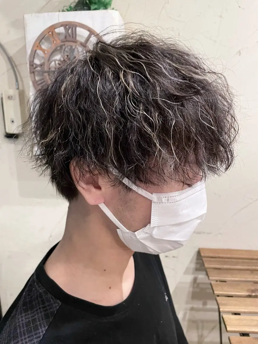 ショート カラー パーマ メンズ メンズハイライト メンズパーマ ツイストスパイラルパーマ ハイライトカラー ハイライト カット ヘアカラー パーマ メンズ特化/パーマ指 名No.1/百瀬太郎のヘアスタイル
