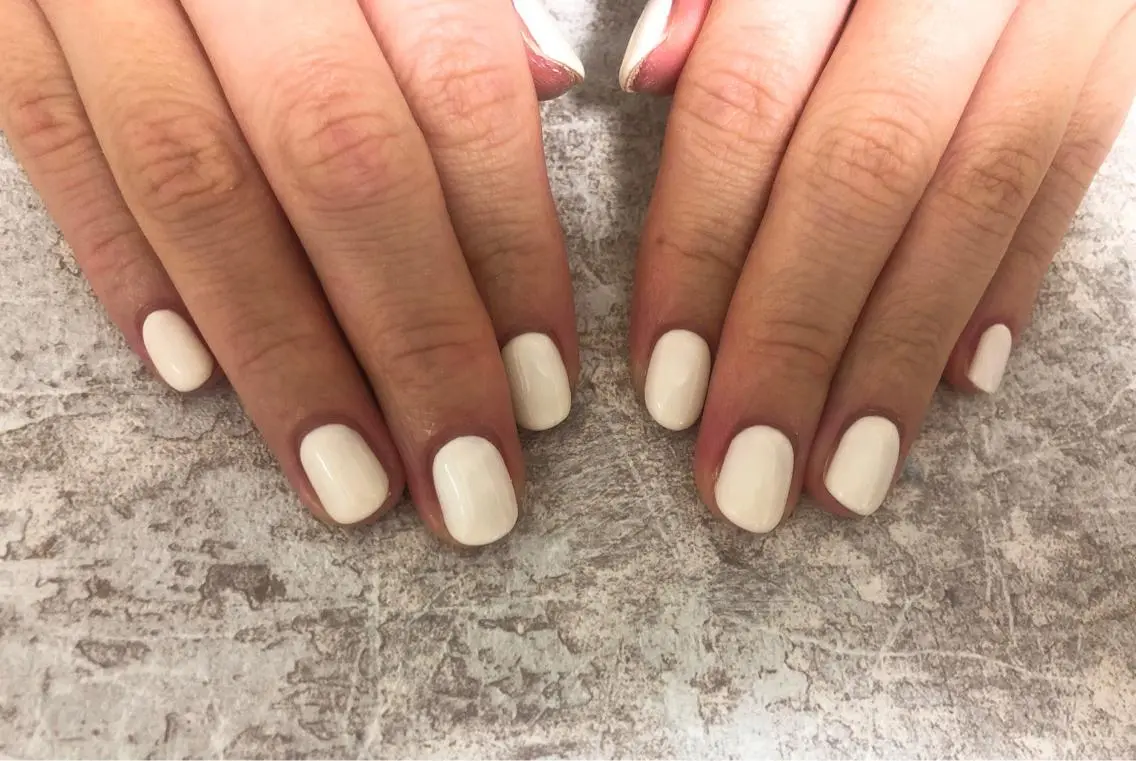 ネイル ワンカラーネイル ホワイト ハンドネイル mogunail &blowのネイルデザイン