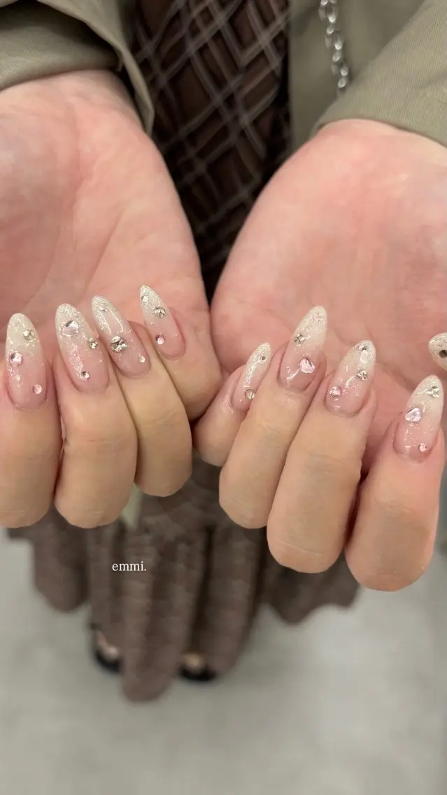 ネイル フレンチネイル ガーリー キラキラネイル ハンドネイル emmi nailのネイルデザイン