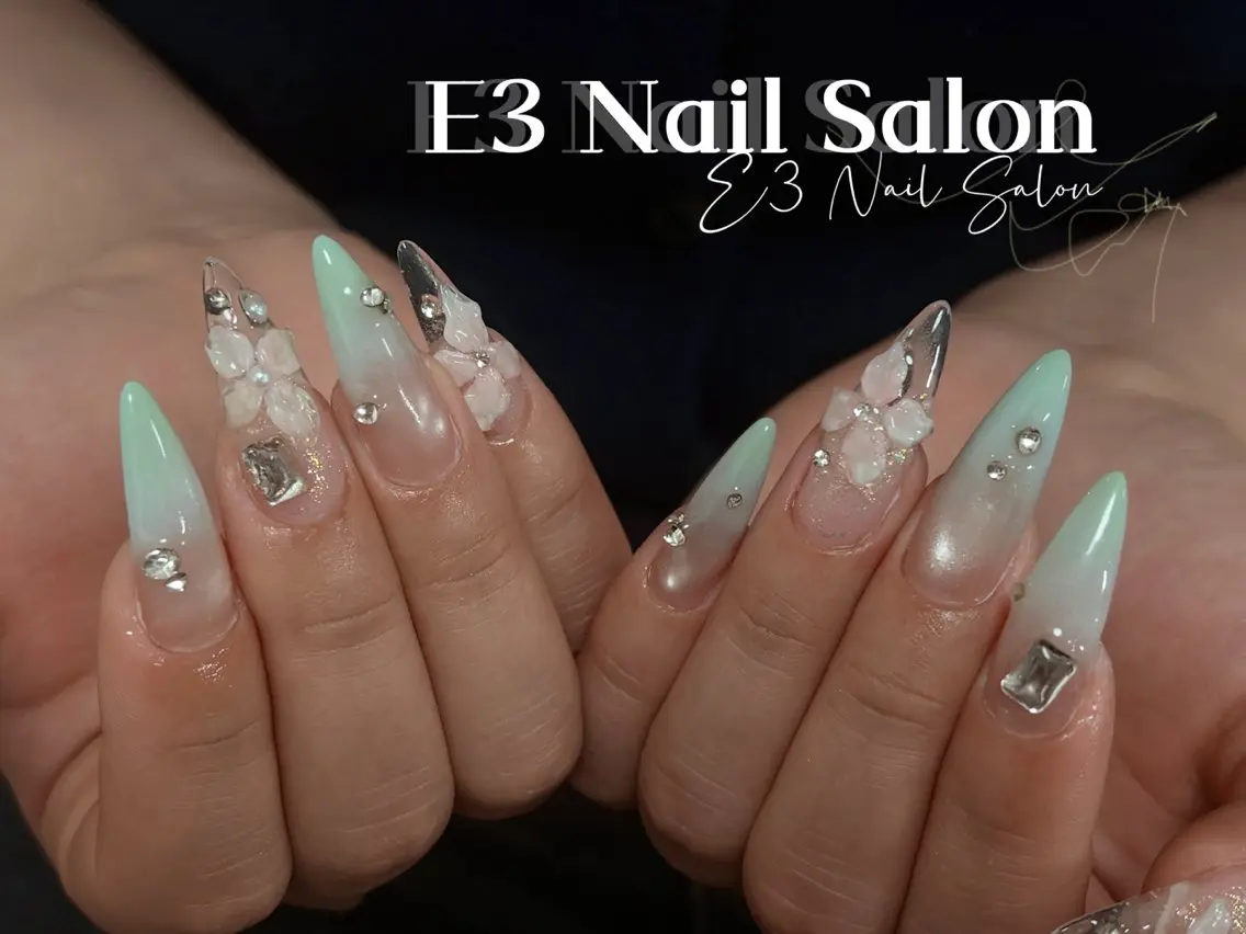 ネイル オーロラネイル フレンチネイル ジェルネイル ガラスフレンチ グラデーション ハンドネイル E3 Nail Salonのネイルデザイン