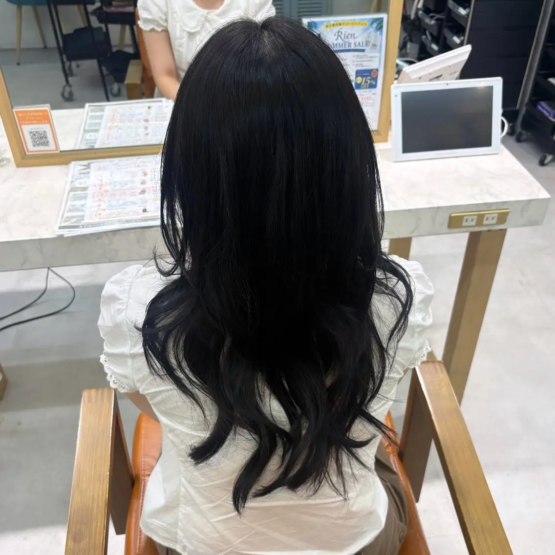 カラー 岡田 莉奈のヘアスタイル