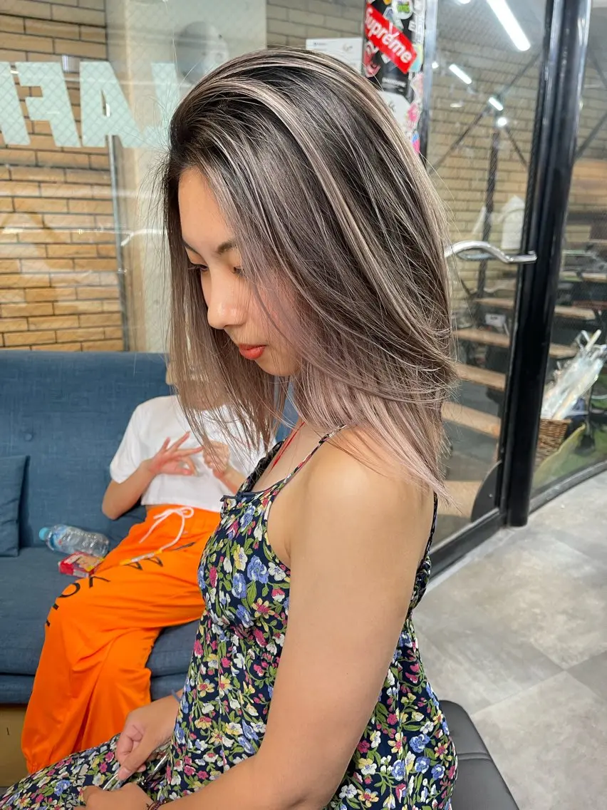 ミディアム レイヤーカット 西宮ハイトーンカラー ひらり💜のヘアスタイル