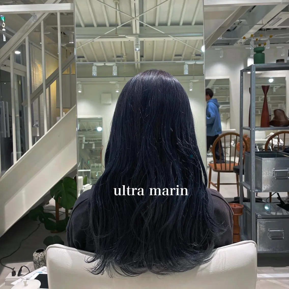 ロング カラー ブリーチ ブルーカラー 峯崎 葵のヘアスタイル