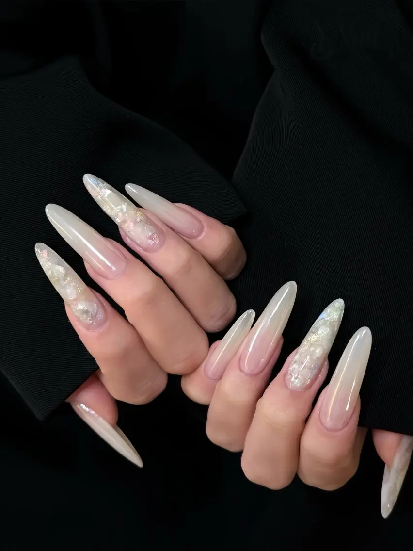 ネイル ガーリー キラキラネイル 韓国ネイル ニュアンスネイル オフィスネイル ハンドネイル Y. Nailのネイルデザイン