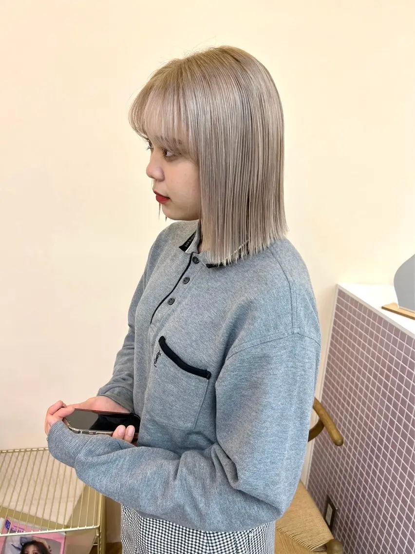 ミディアム カラー グレージュ ヘアカラー トリートメント ボブカットモデル/ ハイトーン/ゆうあのヘアスタイル