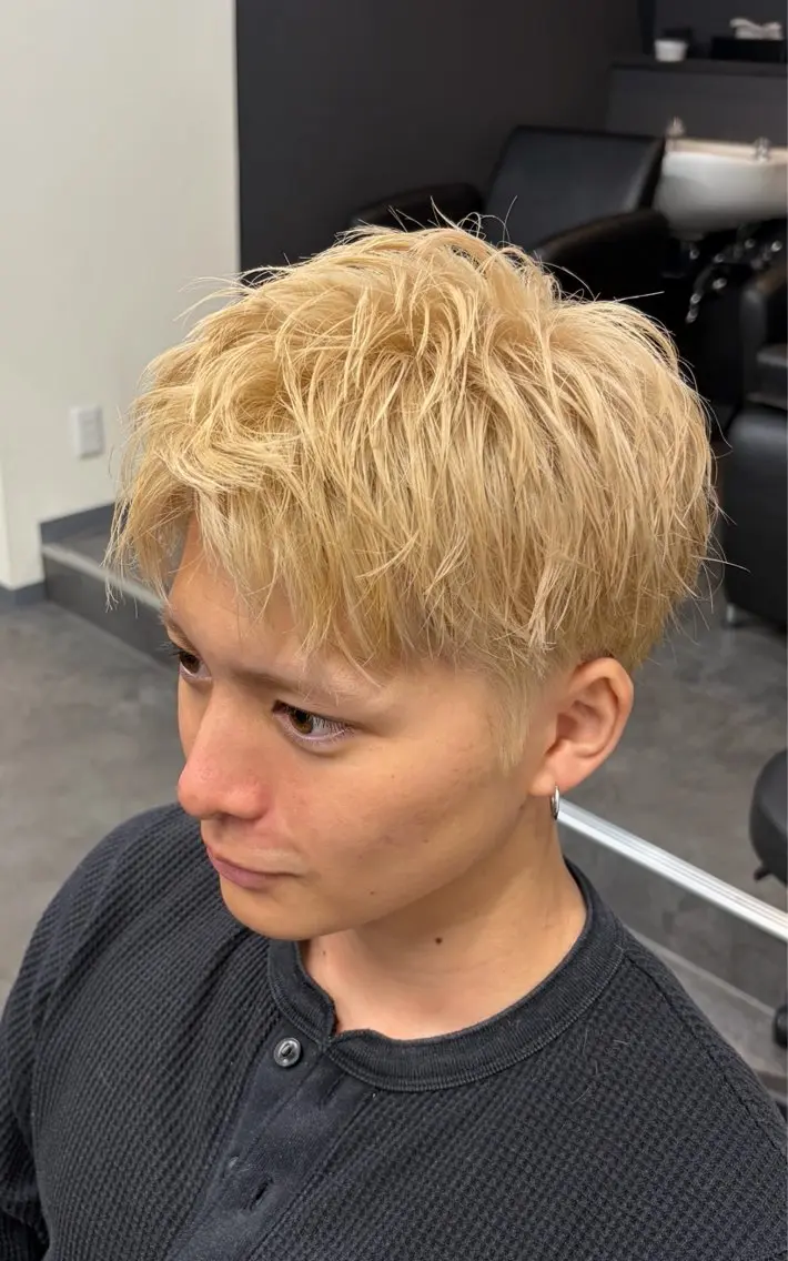 ショート カラー ベージュカラー 抜きっぱなしブロンド カット ヘアカラー 宮本 涼太郎のヘアスタイル