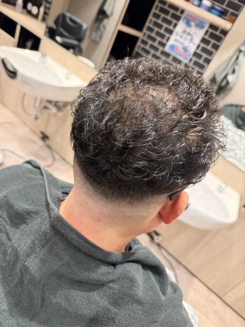 ショート パーマ メンズ フェードカット メンズパーマ スキンフェード 深野 茜のヘアスタイル