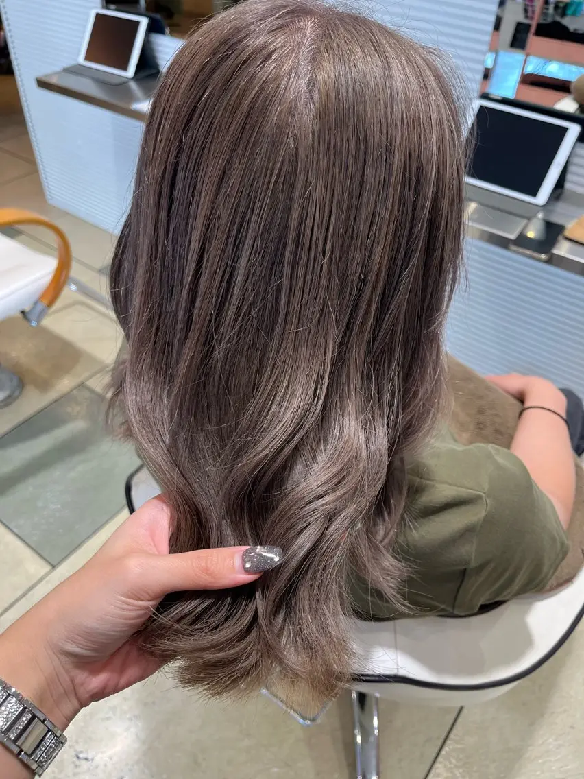 ロング カラー momb 折戸結菜のヘアスタイル