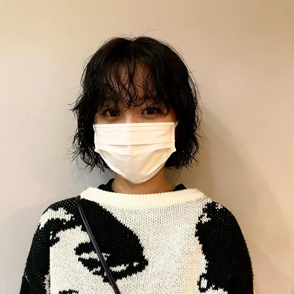 ミディアム カラー パーマ ミディアムパーマ 黒髪 ブリーチ ブルーカラー ブルーブラック ショート& パーマ　坂本のヘアスタイル