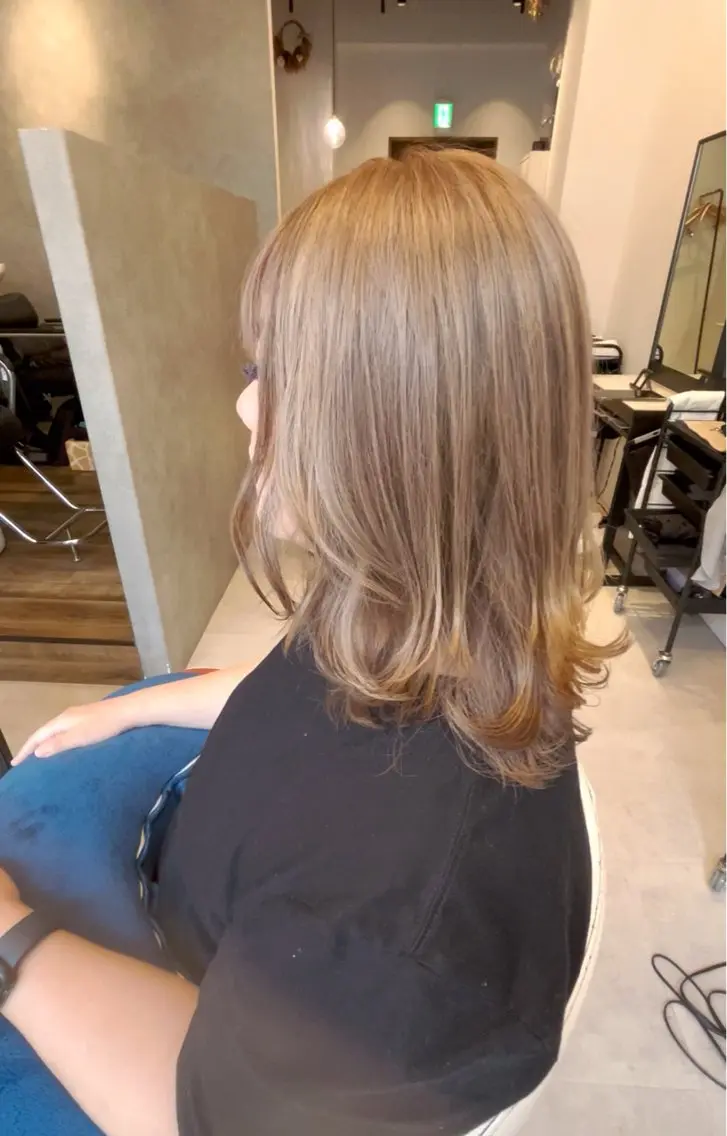 ミディアム カラー ベージュカラー ブリーチ ミルクティーベージュ カット ヘアカラー 山田 守のヘアスタイル