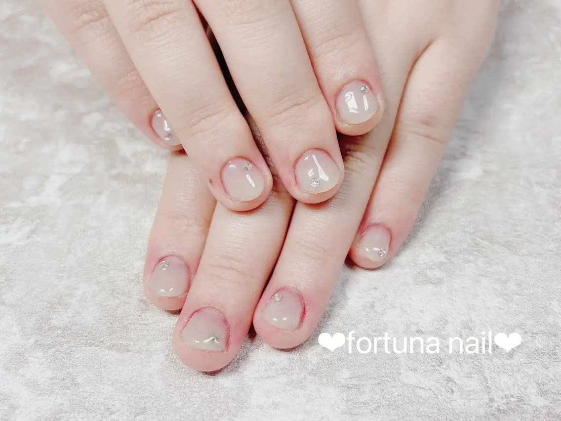 ネイル ストーンネイル Nail •Head スパFortunaのネイルデザイン