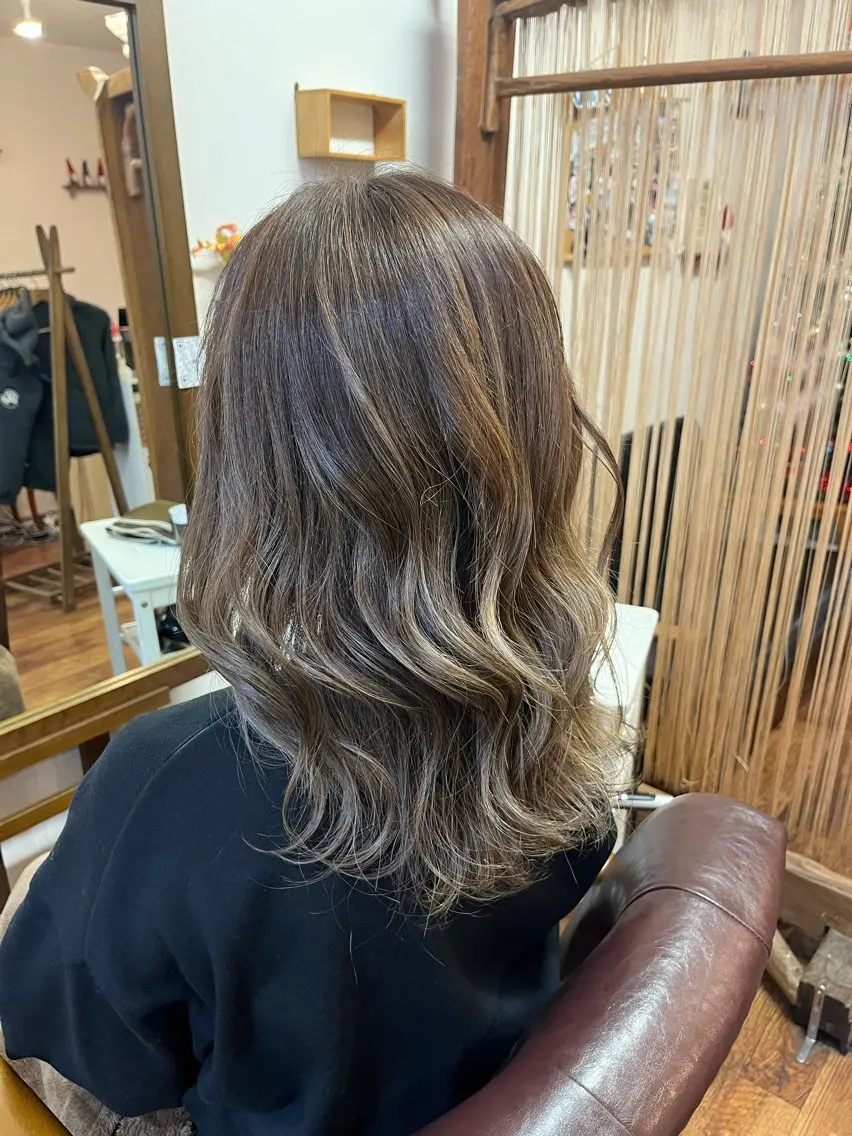 ミディアム カラー ヘアアレンジ グラデーションカラー ハイライトカラー 外国人風カラー ハイライト 中津川 愛恵のヘアスタイル