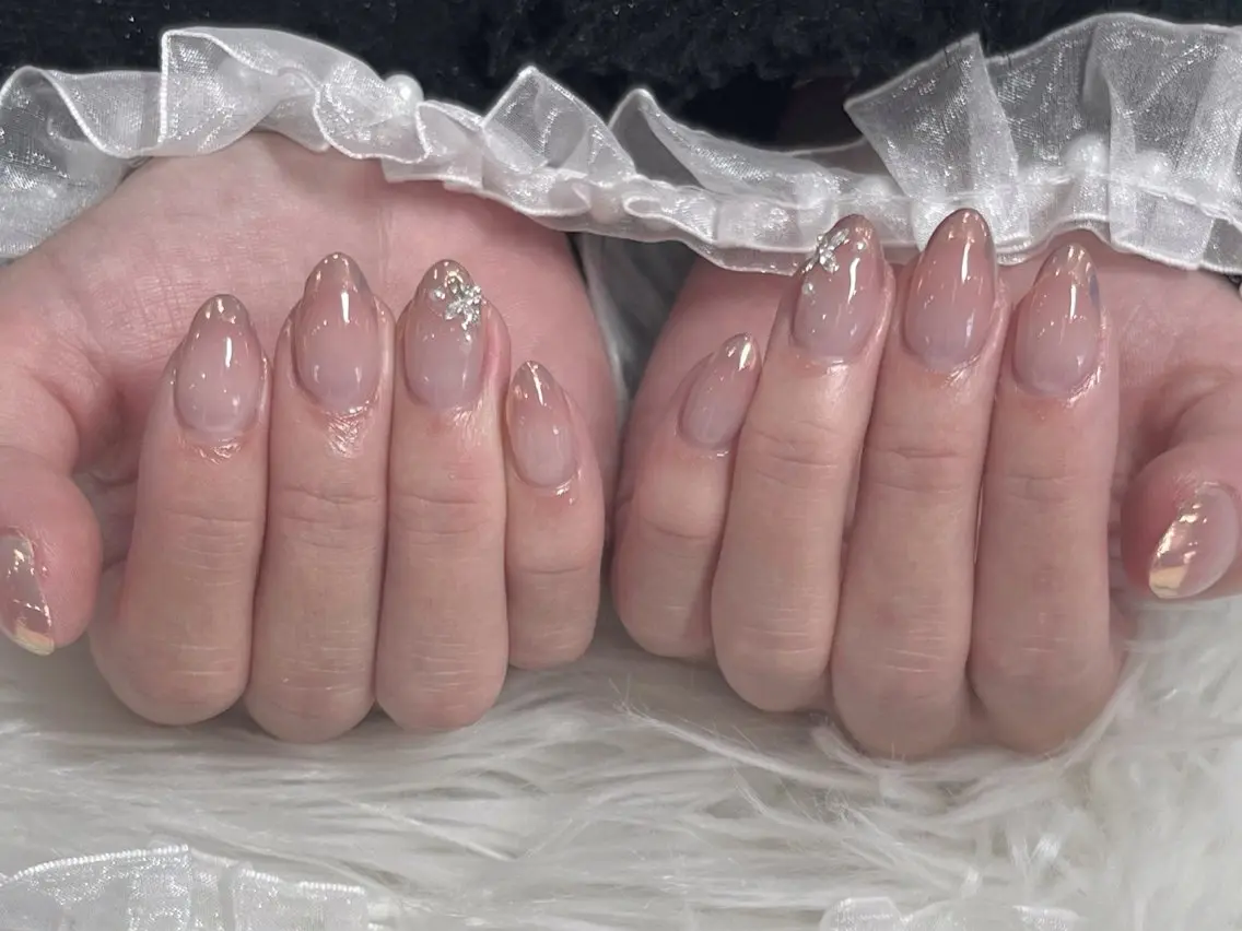 ネイル オーロラネイル フレンチネイル グラデーション ストーンネイル ハンドネイル FLY Nail Salonのネイルデザイン