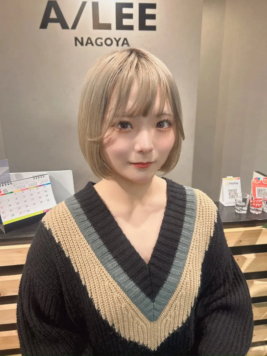 ショート カラー ベージュカラー ミルクティーベージュ ボブ カット ヘアカラー トリートメント ウルフカット レイヤーカット上柿のヘアスタイル