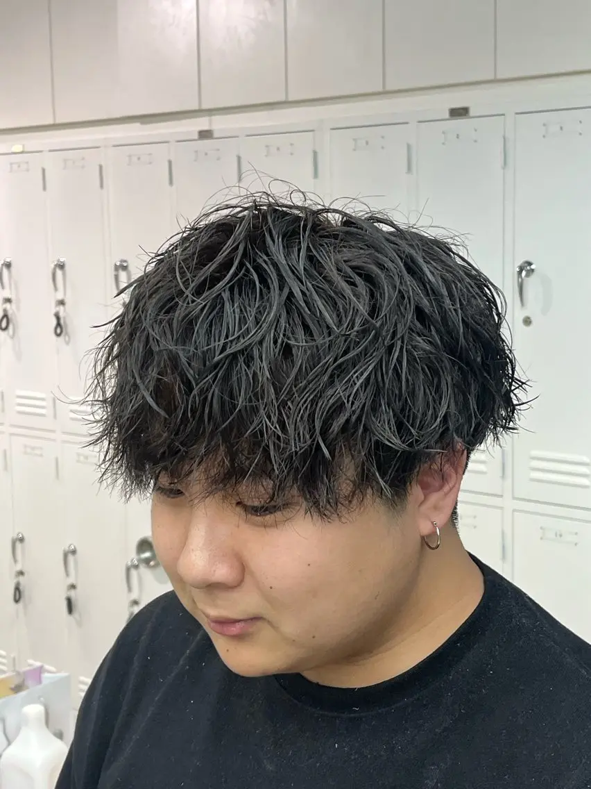 セミロング カラー パーマ メンズ フェザーパーマ メンズパーマ プードルパーマ メンズツイストパーマ ツイストスパイラルパーマ 夏果⭐︎fifth 天神 海外風パーマのヘアスタイル