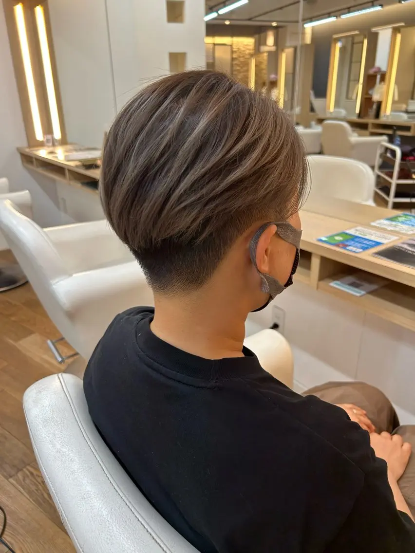 ショート カラー ブリーチ 透明感カラー ダブルカラー 奈良 優輝のヘアスタイル