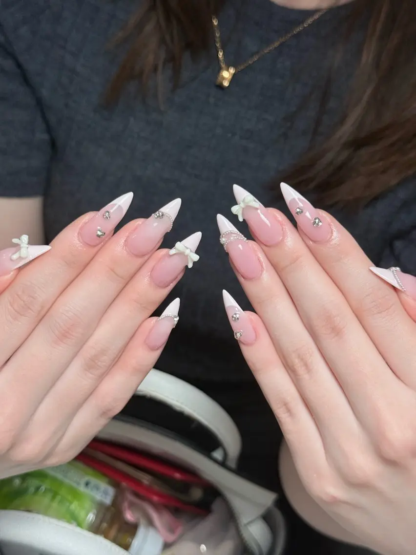 ネイル アートネイル キラキラネイル ラメ(グリッター) マグネットネイル パープル ハンドネイル VANI Belle Nailのネイルデザイン
