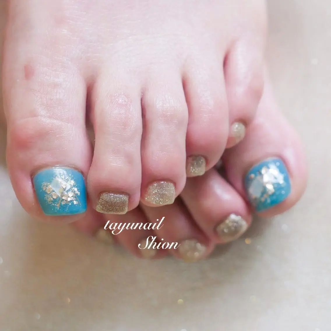 ネイル ブルー フットネイル ジェルネイル ゴールド パラジェル ネイルサロン 【たゆnail】のネイルデザイン