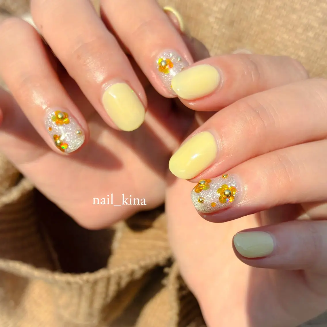 ネイル アートネイル ジェルネイル マグネットネイル パラジェル 黄色 ハンドネイル nail_ kinaのネイルデザイン