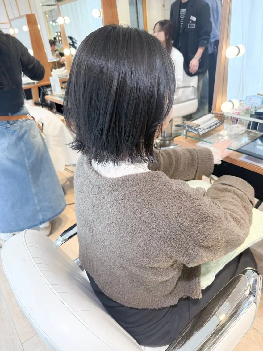 ミディアム カラー 切りっぱなしボブ ボブレイヤー オリーブカラー オリーブグレー ボブ ✨カラー支持No.1 🧸ワキ カナコ🧸のヘアスタイル