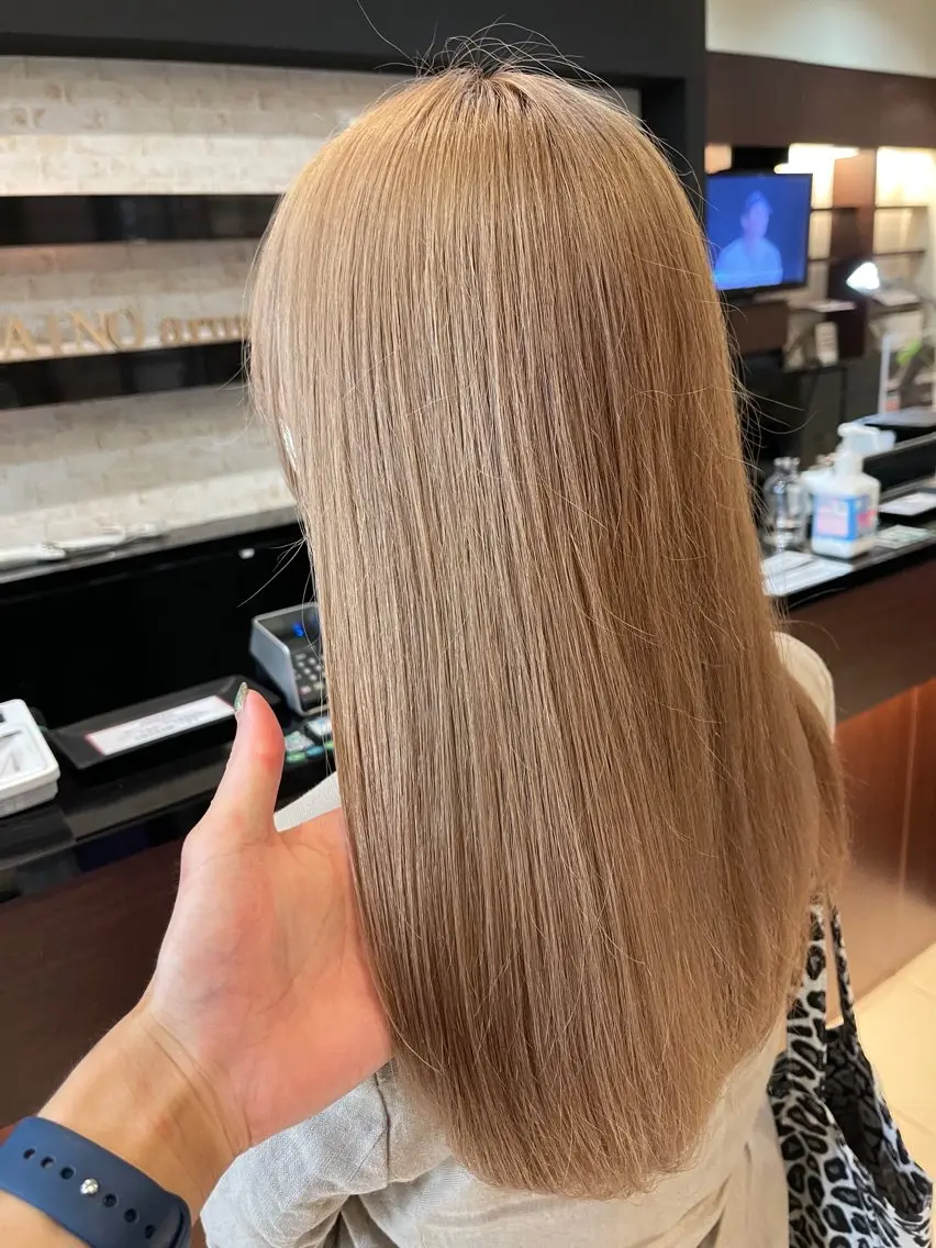 ロング カラー ベージュカラー ブリーチ Kamie みかじりのヘアスタイル