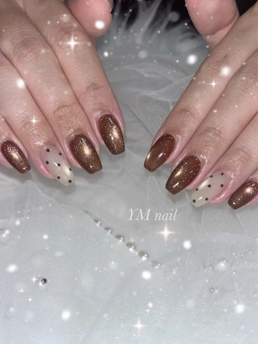 ネイル ブラウン ドット フラッシュネイル フラッシュマグ キラキラネイル ハンドネイル YM nailのネイルデザイン