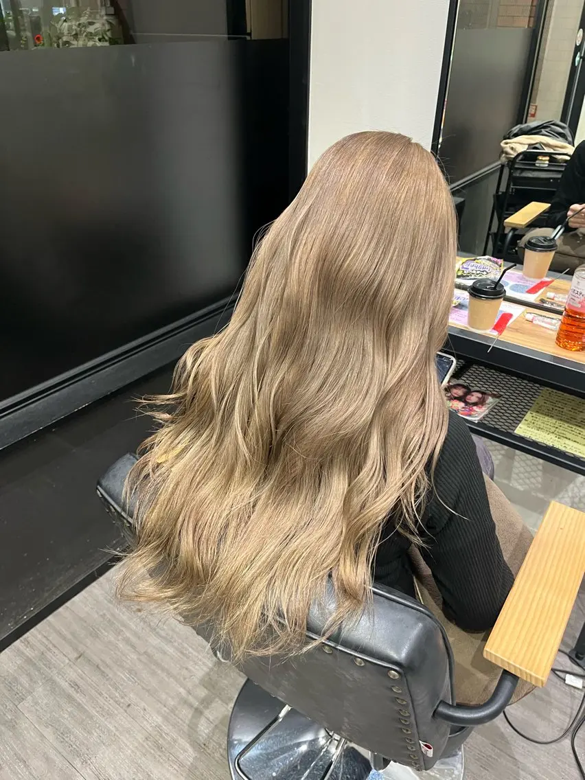 ロング カラー ヘアアレンジ グレージュ ミルクティーグレージュ ヘアカラー トリートメント cocotte 💟草間紫音💟のヘアスタイル