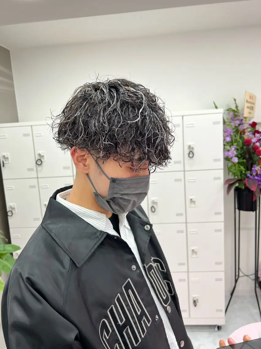 ミディアム パーマ メンズ ミディアムパーマ センターパート メンズ韓国風 韓国マッシュ マッシュウルフ メンズパーマ特化 TAIGAのヘアスタイル