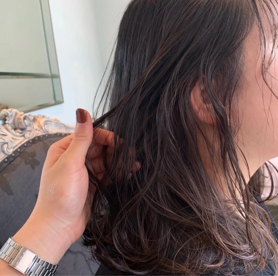 ミディアム SAKINO ベージュカラーのヘアスタイル
