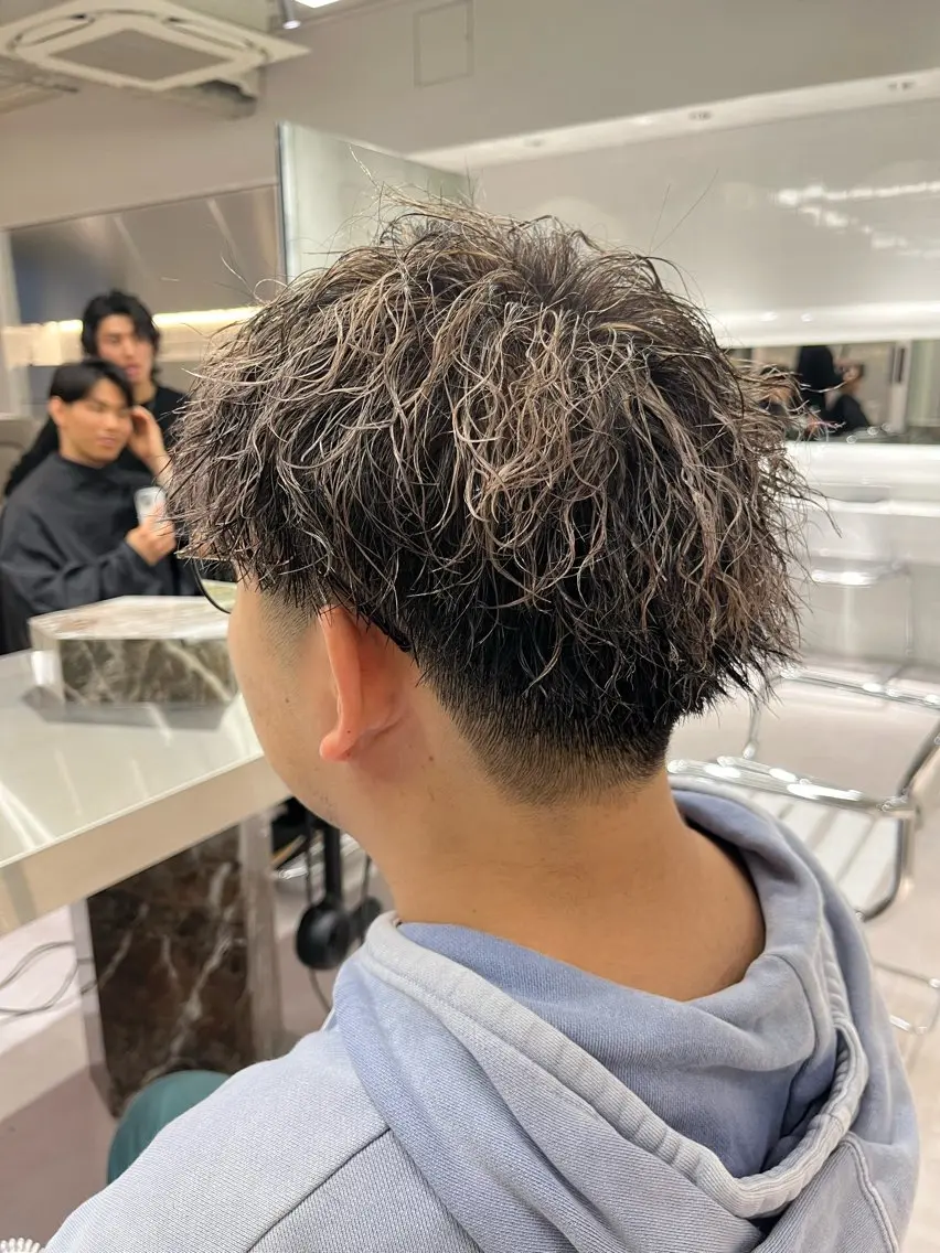 ショート カラー パーマ メンズ ⚡メンズパーマフ ェードカットTomyのヘアスタイル