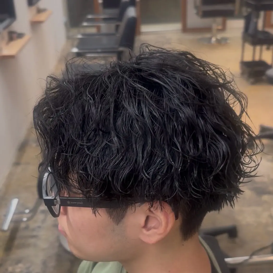 ミディアム パーマ メンズ センターパート 波巻きパーマ 西川 佑樹のヘアスタイル