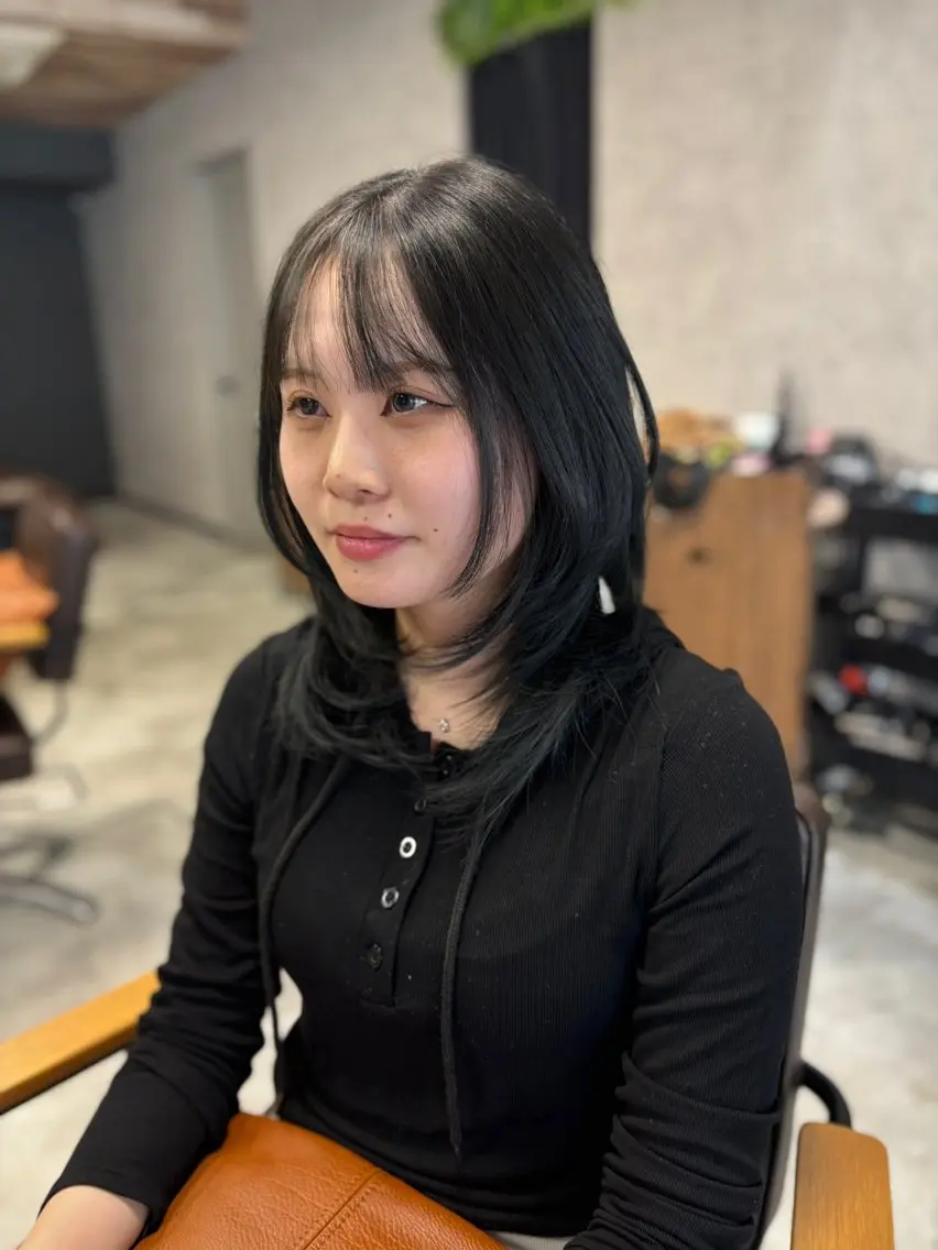セミロング 韓国風ヘア レイヤーカット カット ヘアカラー トリートメント オリーブ/ベージュ/ グレージュ/レイヤーのヘアスタイル