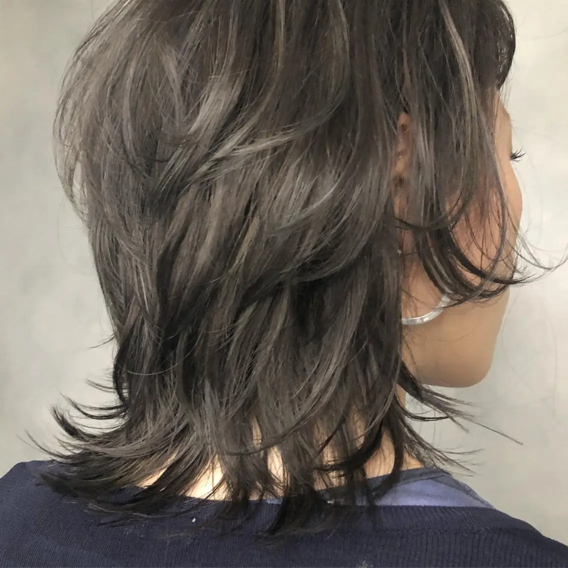 ミディアム カラー グレージュ ハイライトカラー ハイライト ウルフカット ORIKA 美容室のヘアスタイル