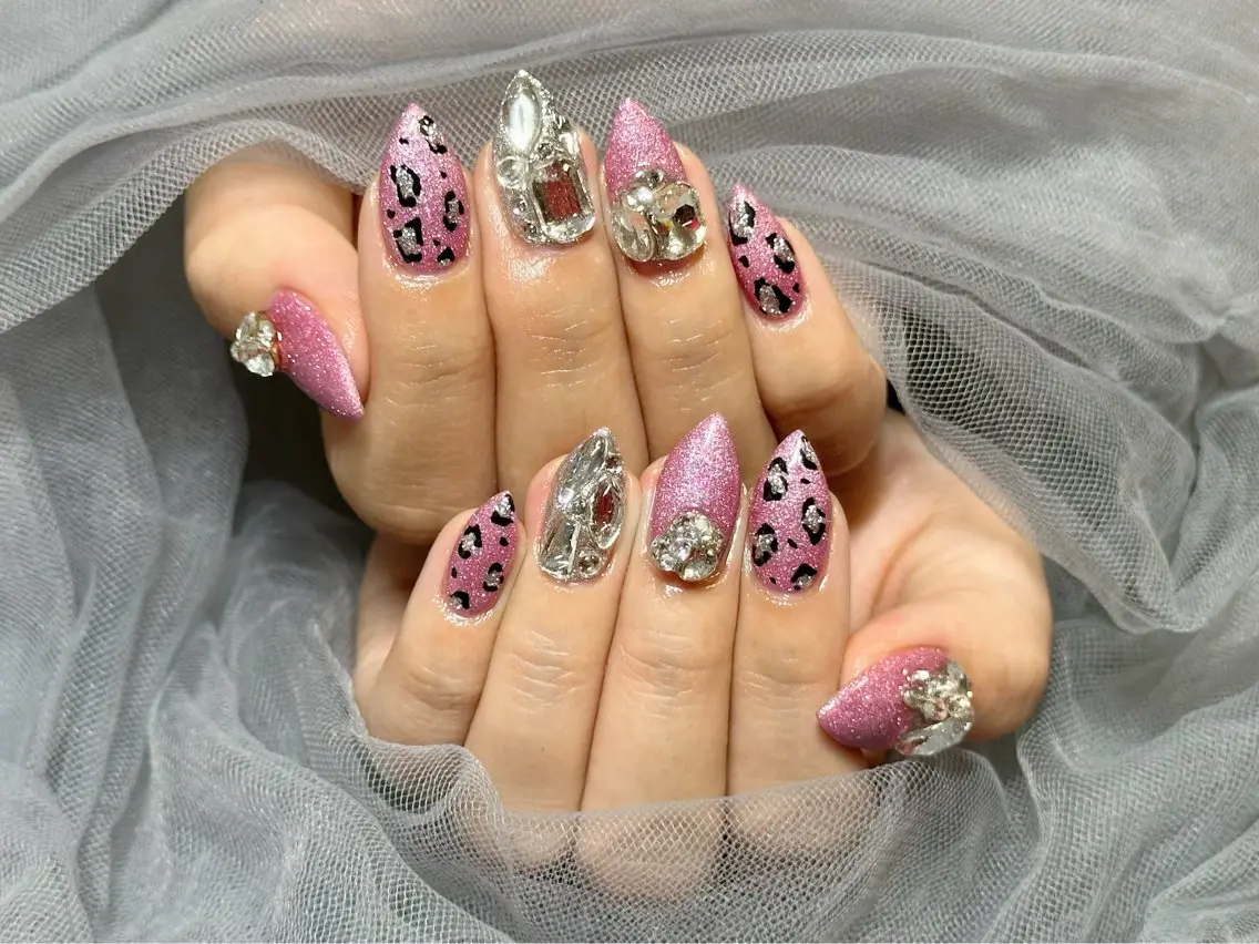 ネイル アニマル柄 フラッシュネイル ラメ(グリッター) ピンク ハンドネイル Nail Salon KURELLYのネイルデザイン