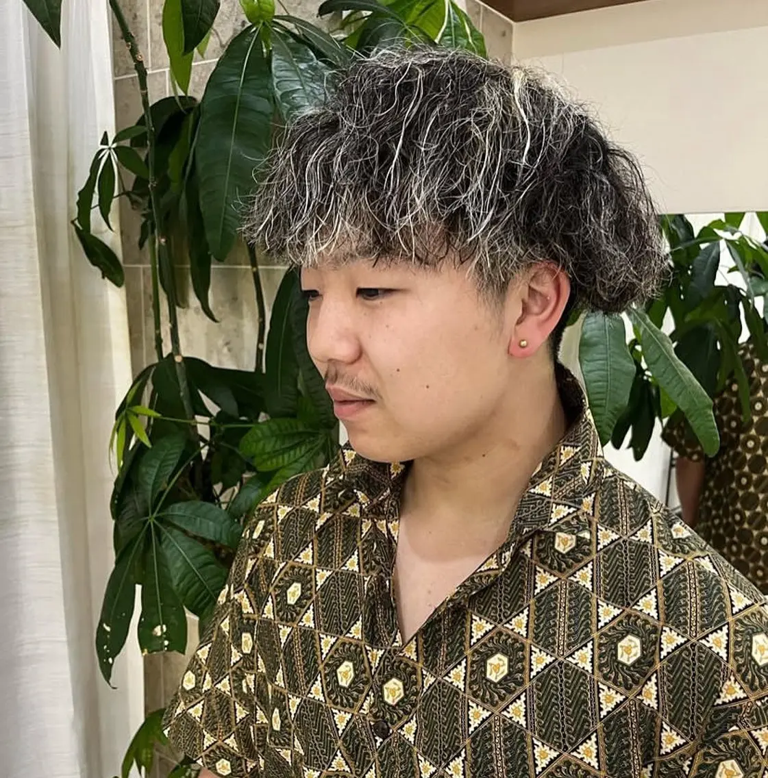 ミディアム カラー パーマ メンズ ミディアムパーマ メンズハイライト メンズメッシュ メンズパーマ ツイストスパイラルパーマ 田澤 史悠  平日限定のヘアスタイル