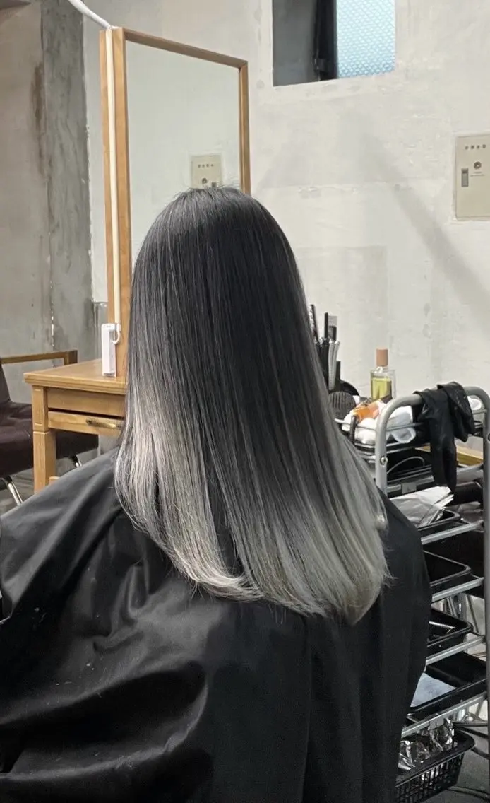 セミロング カラー バレイヤージュ シルバー ホワイトシルバー レイヤーカット 指名数No.1 /NAOYAのヘアスタイル