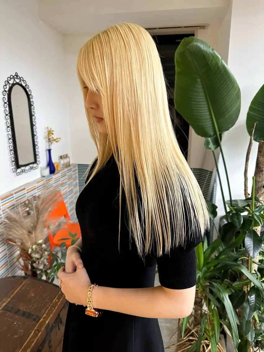 ロング カット ヘアカラー ミルクティーベージュ outaのヘアスタイル
