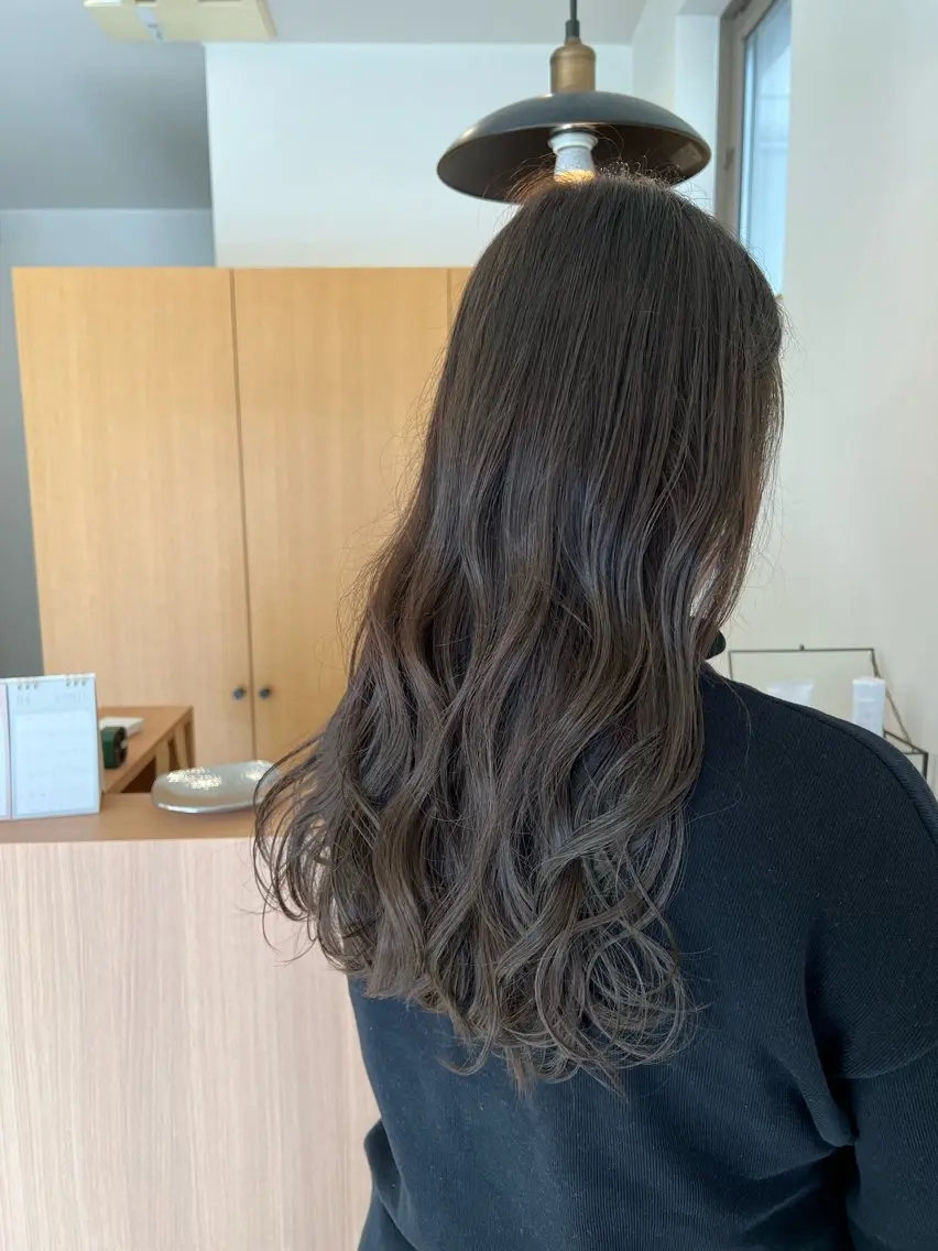ロング カラー ベージュカラー オリーブベージュ ヘアカラー 今田 飛奈のヘアスタイル