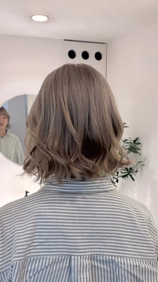 ミディアム カラー yukie/ ブリーチカラーのヘアスタイル