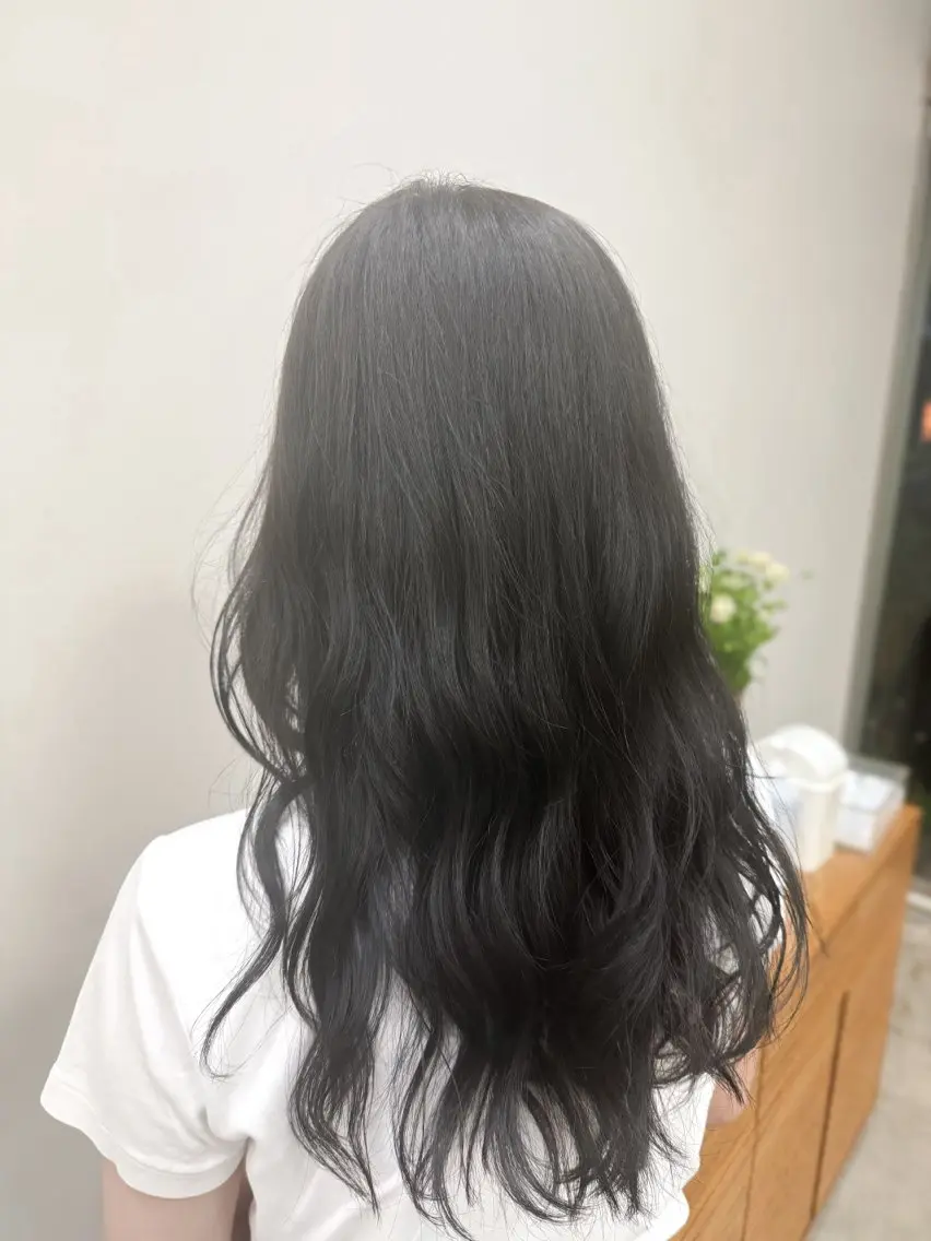 セミロング カラー ブリーチ 透明感カラー グレージュ ブリーチなしカラー カット ヘアカラー acca 深見隼斗のヘアスタイル