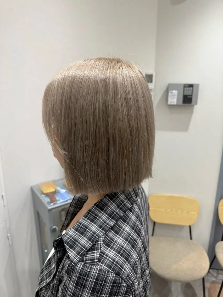 ショート カラー ベージュカラー ブリーチ ミルクティーベージュ ヘアカラー soyon 心斎橋店のヘアスタイル