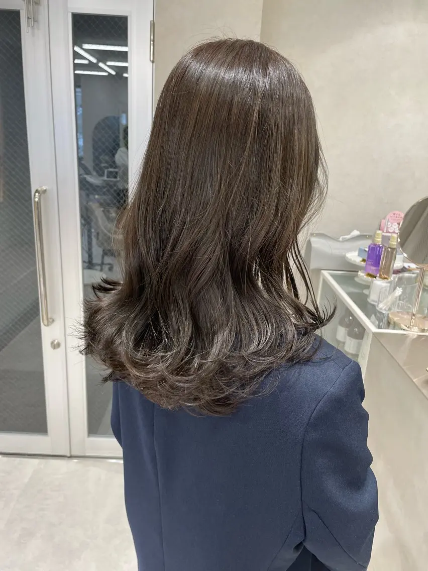 ミディアム カット ヘアカラー トリートメント 透明感オリーブ🫒/ ブリーチなしWカラーのヘアスタイル
