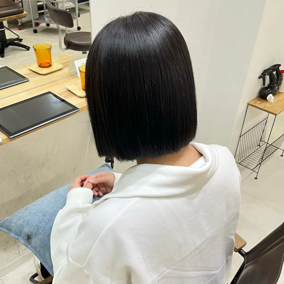 ミディアム カラー 切りっぱなしボブ ハイトーンカラー ボブ カット ヘアカラー RINA 韓国ヘア/半個室のヘアスタイル