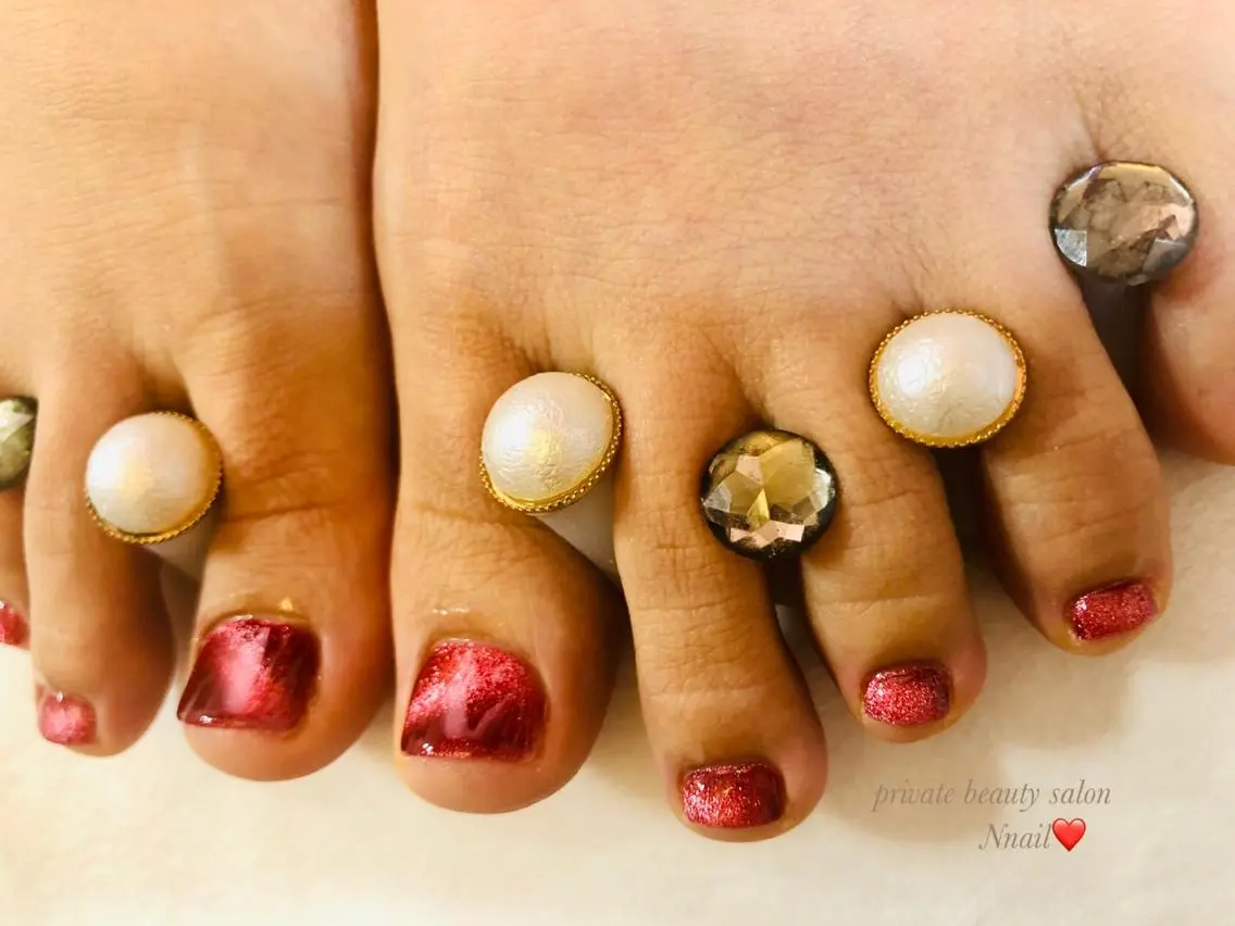 ネイル マグネットネイル ワンカラーネイル 赤色 フットネイル 🌿Nnail🌿 プライベートサロンのネイルデザイン