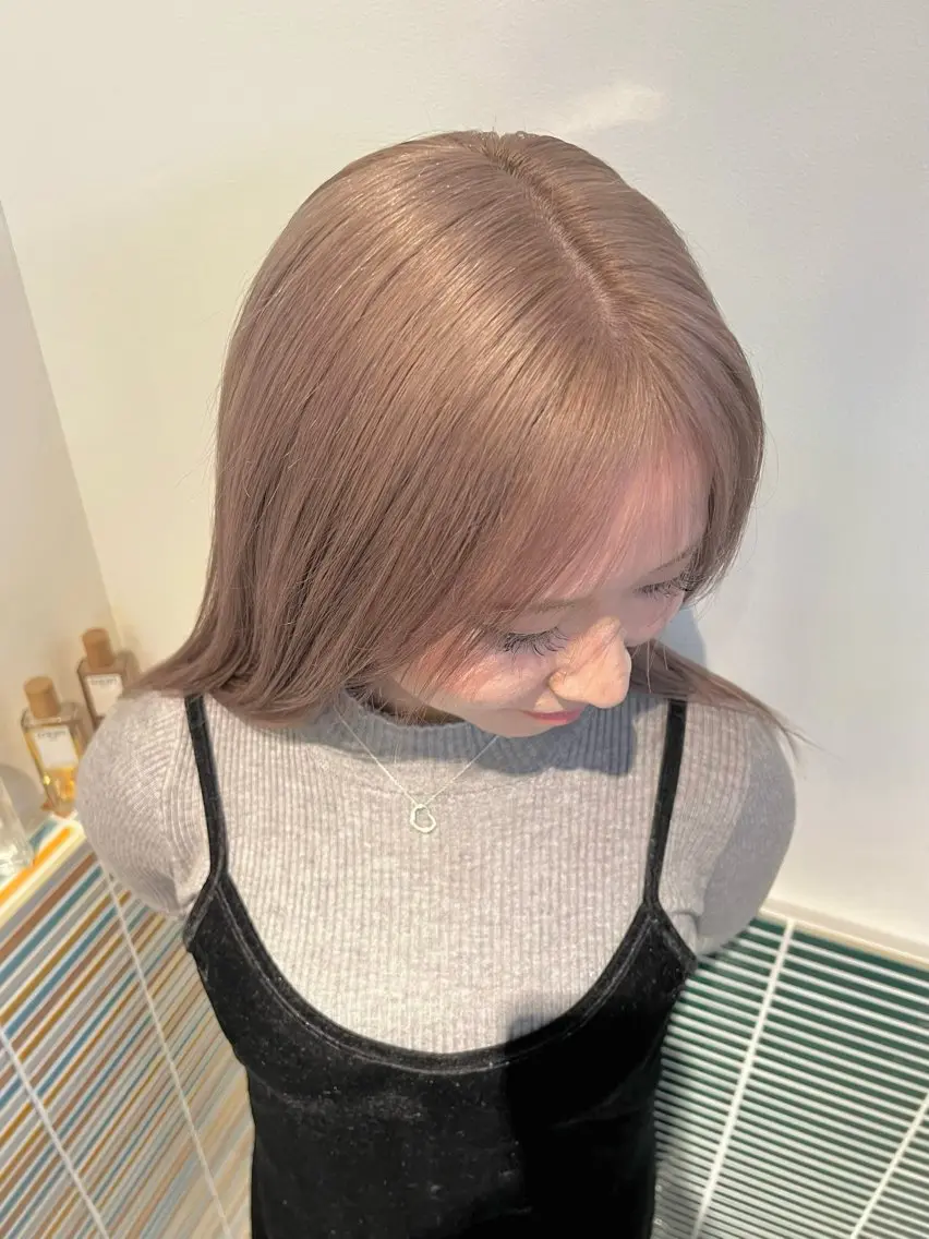 ロング カット ヘアカラー ミルクティーベージュ outaのヘアスタイル
